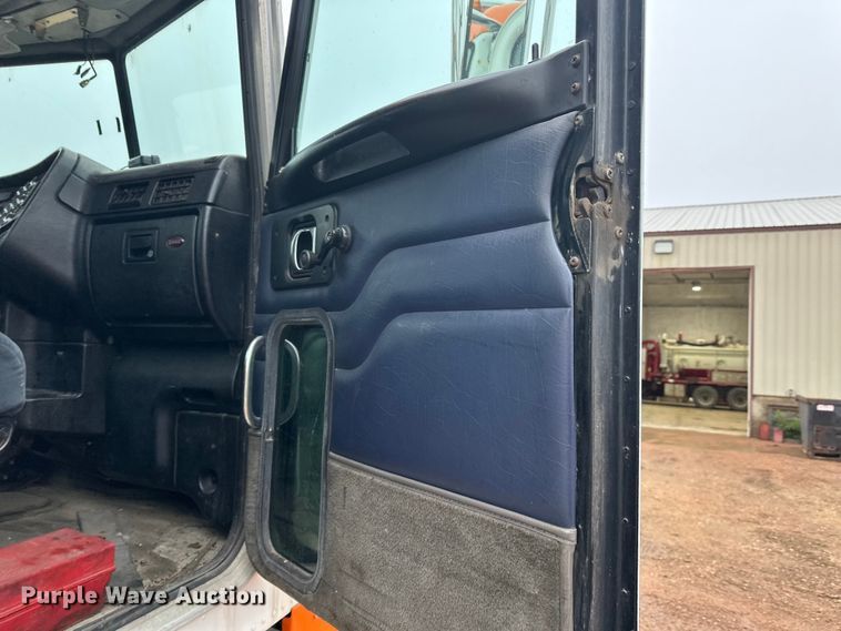 image for item EL0050 2005 Peterbilt 379 semi truck