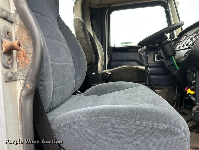 image for item EL0050 2005 Peterbilt 379 semi truck