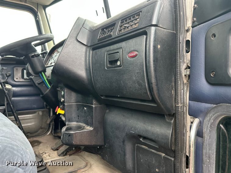 image for item EL0050 2005 Peterbilt 379 semi truck