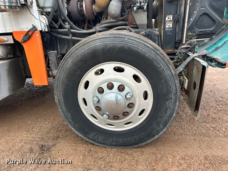 image for item EL0050 2005 Peterbilt 379 semi truck