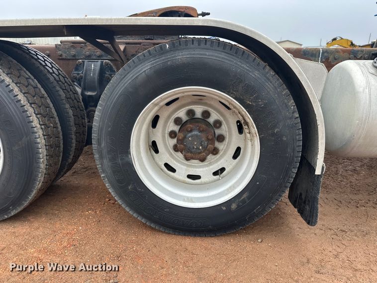 image for item EL0050 2005 Peterbilt 379 semi truck