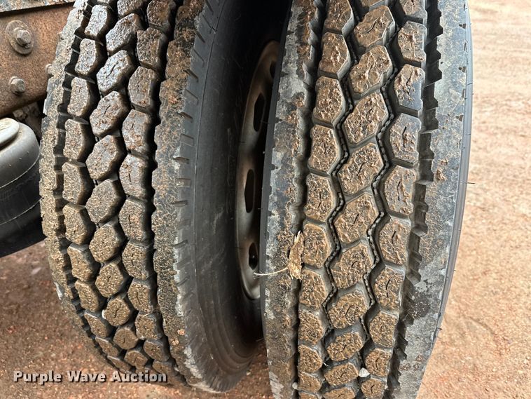 image for item EL0050 2005 Peterbilt 379 semi truck