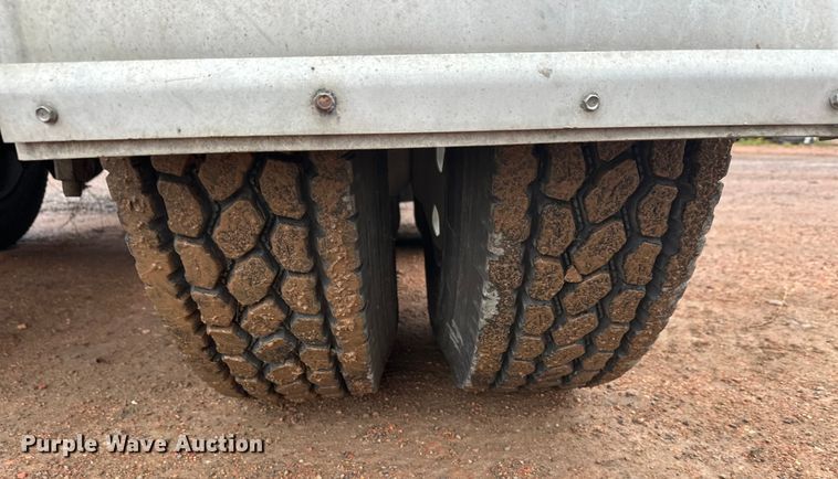 image for item EL0050 2005 Peterbilt 379 semi truck