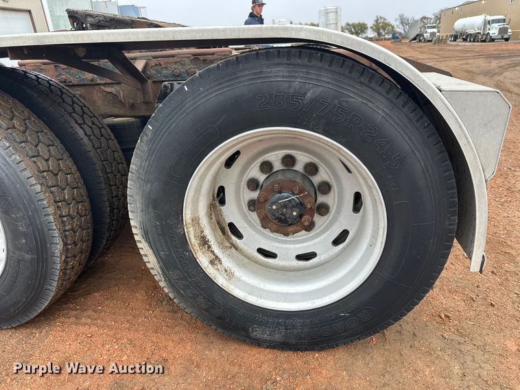 image for item EL0050 2005 Peterbilt 379 semi truck