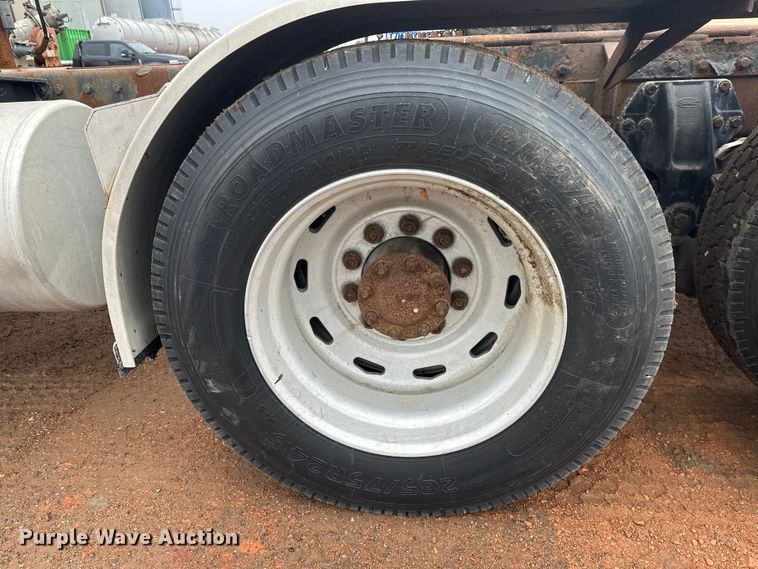 image for item EL0050 2005 Peterbilt 379 semi truck