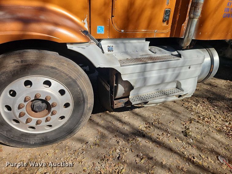 image for item EO4818 2000 International 9400i semi truck