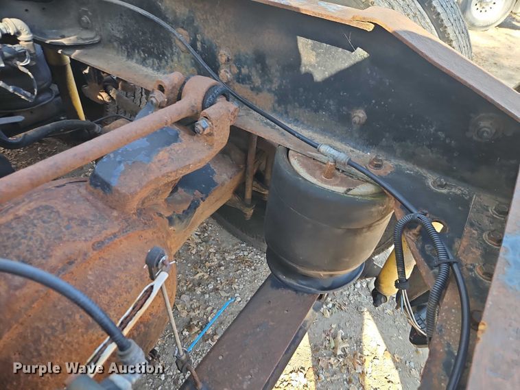 image for item EO4818 2000 International 9400i semi truck