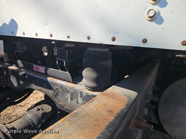 image for item EO4818 2000 International 9400i semi truck