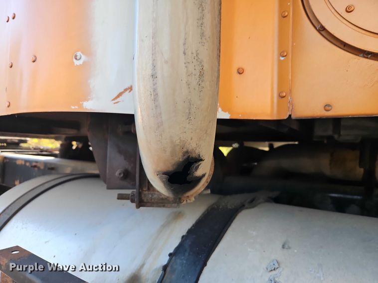 image for item EO4818 2000 International 9400i semi truck