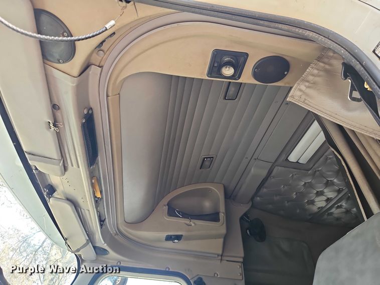 image for item EO4818 2000 International 9400i semi truck