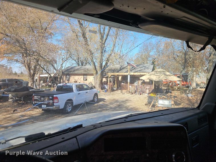 image for item EO4818 2000 International 9400i semi truck