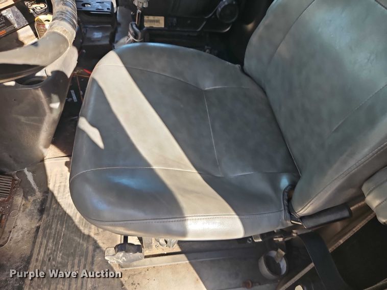 image for item EO4818 2000 International 9400i semi truck