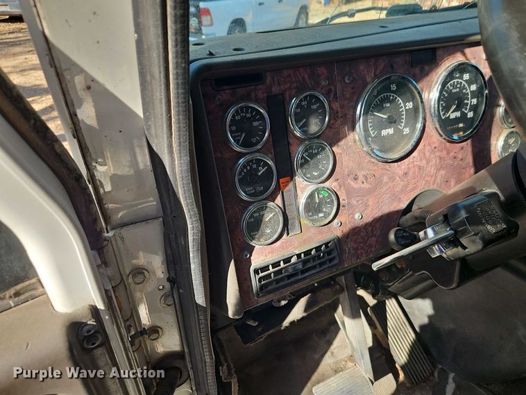 image for item EO4818 2000 International 9400i semi truck