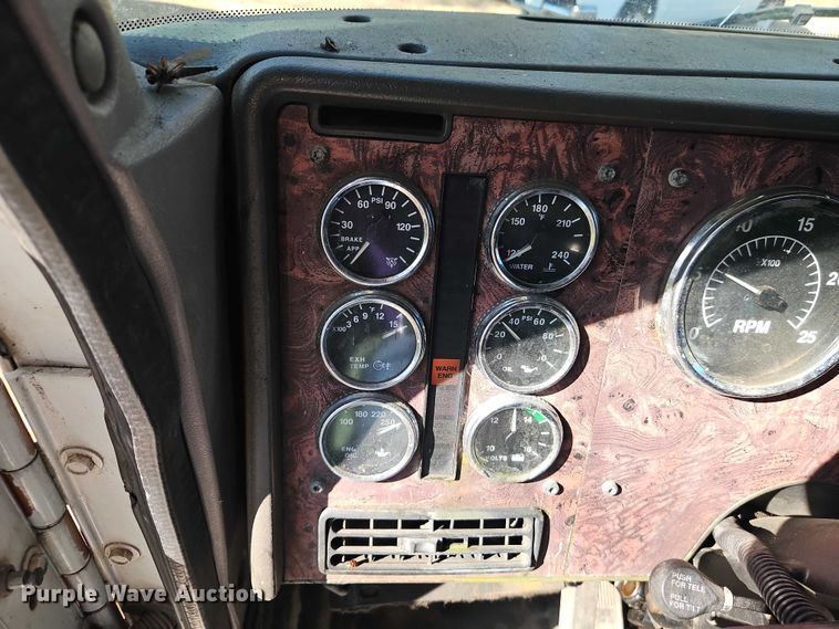 image for item EO4818 2000 International 9400i semi truck