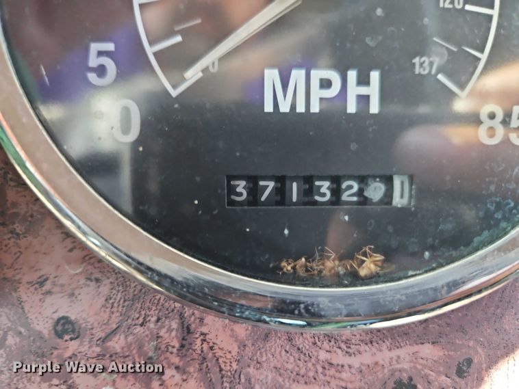 image for item EO4818 2000 International 9400i semi truck