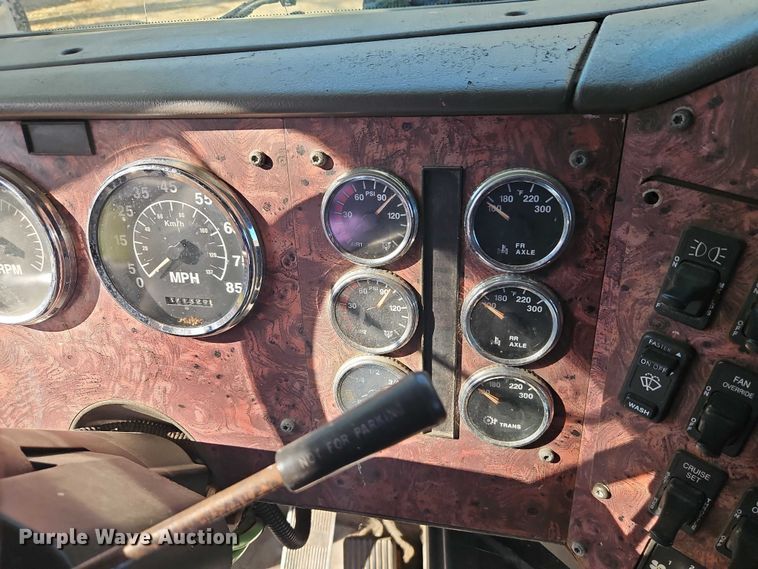 image for item EO4818 2000 International 9400i semi truck