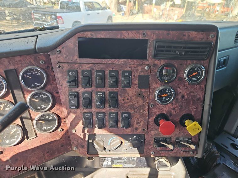 image for item EO4818 2000 International 9400i semi truck