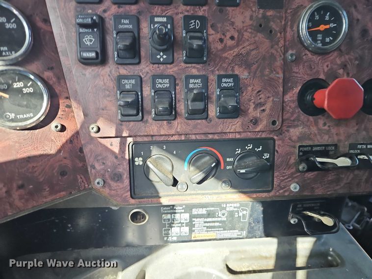 image for item EO4818 2000 International 9400i semi truck