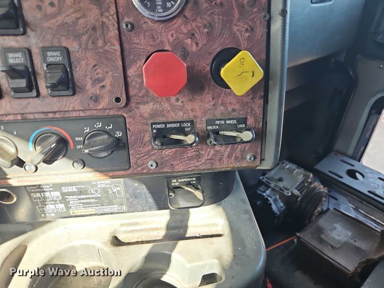 image for item EO4818 2000 International 9400i semi truck