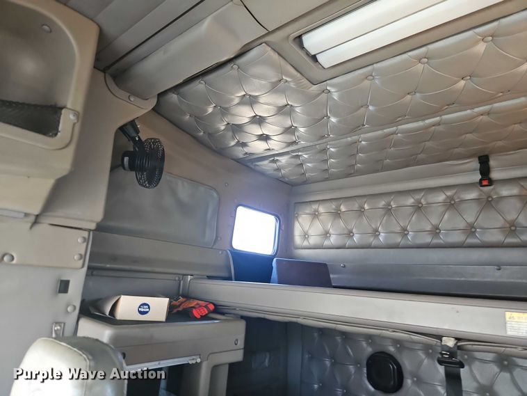 image for item EO4818 2000 International 9400i semi truck