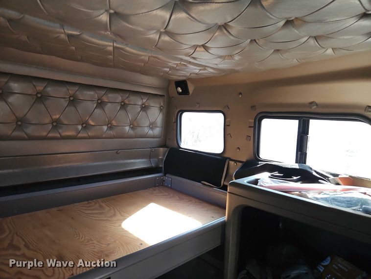 image for item EO4818 2000 International 9400i semi truck