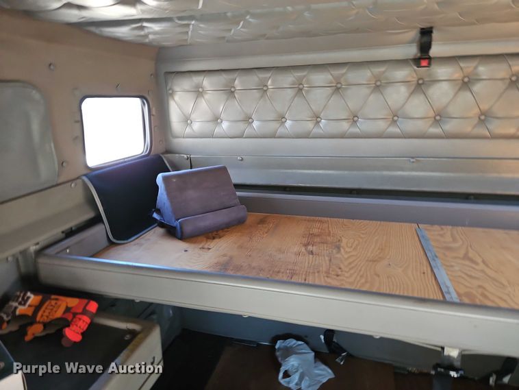 image for item EO4818 2000 International 9400i semi truck