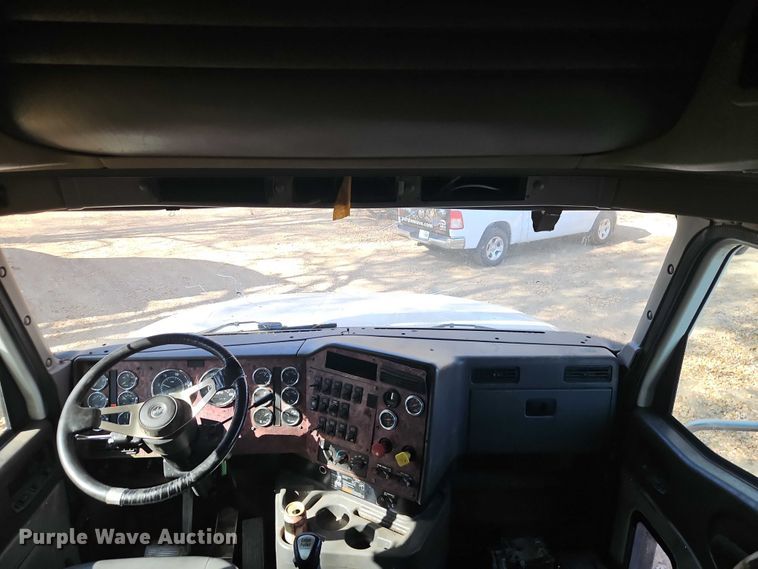 image for item EO4818 2000 International 9400i semi truck