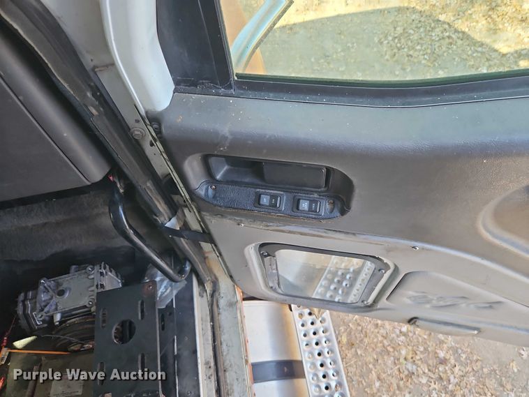 image for item EO4818 2000 International 9400i semi truck