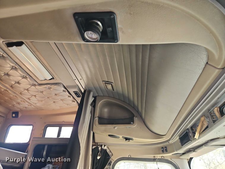 image for item EO4818 2000 International 9400i semi truck