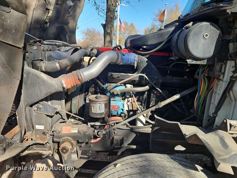 image for item EO4818 2000 International 9400i semi truck