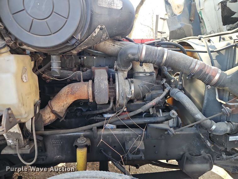 image for item EO4818 2000 International 9400i semi truck