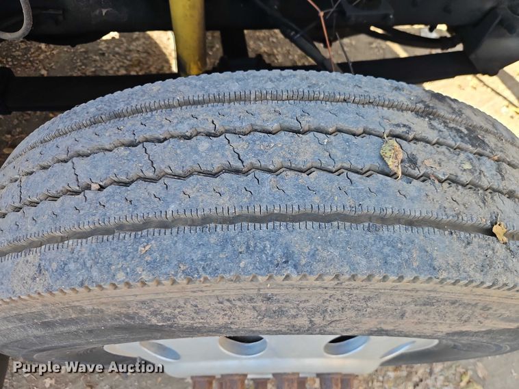 image for item EO4818 2000 International 9400i semi truck