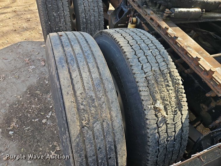 image for item EO4818 2000 International 9400i semi truck