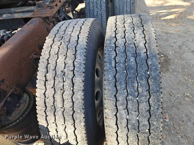 image for item EO4818 2000 International 9400i semi truck