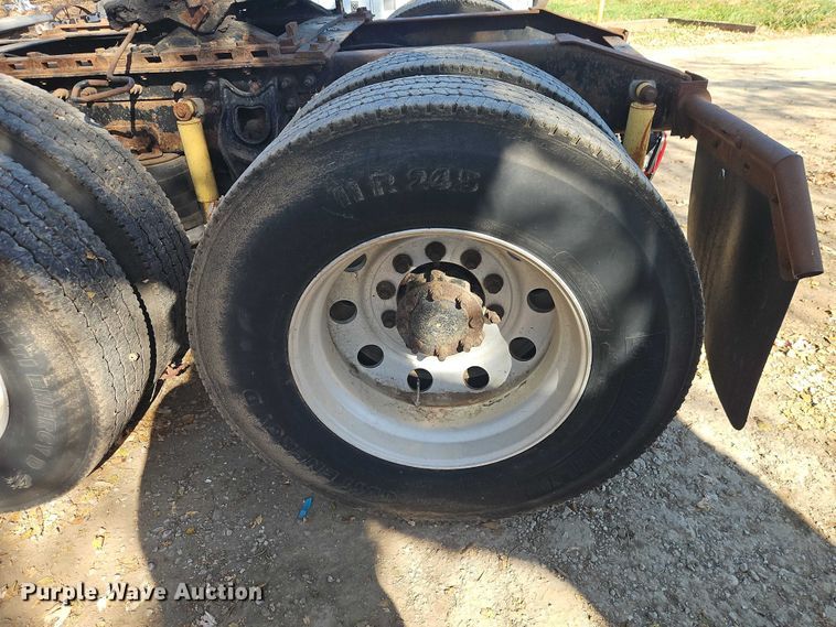 image for item EO4818 2000 International 9400i semi truck