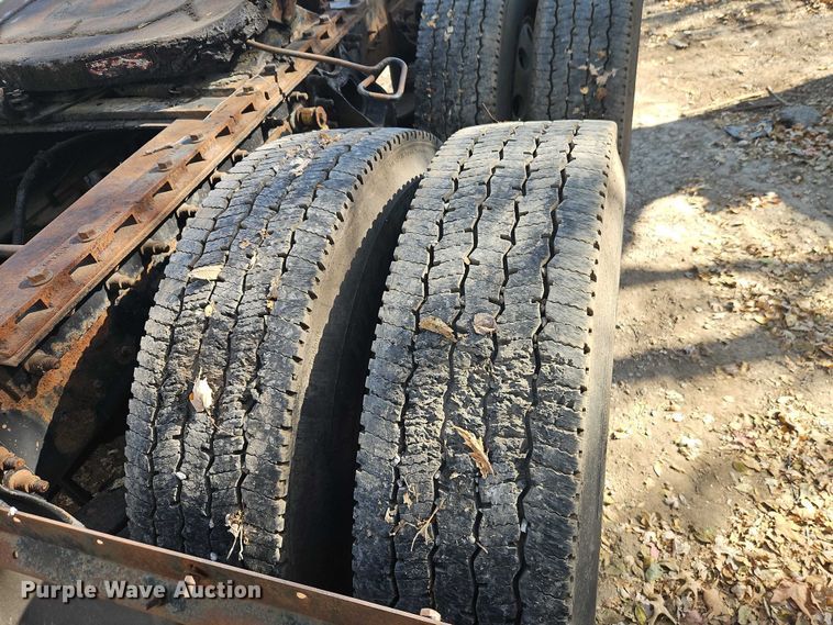 image for item EO4818 2000 International 9400i semi truck