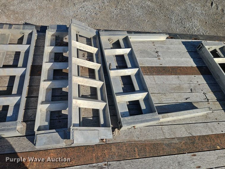 image for item EO4834 2013 XL Specialized Trailers XL60 lowboy equipment trailer