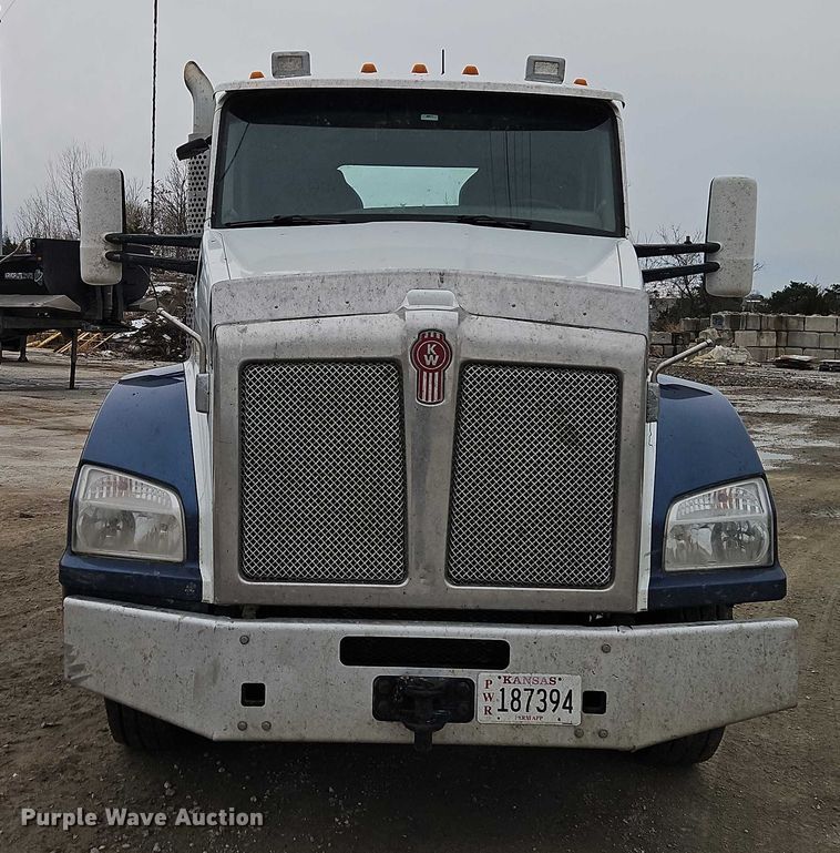 image for item EO4875 2015 Kenworth T880 semi truck