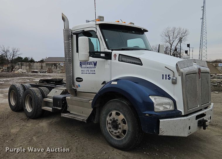 image for item EO4875 2015 Kenworth T880 semi truck