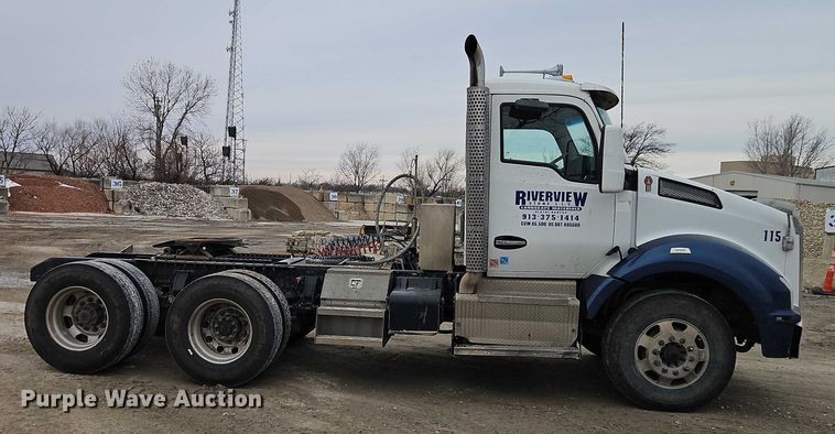 image for item EO4875 2015 Kenworth T880 semi truck
