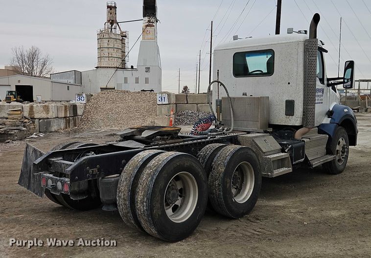 image for item EO4875 2015 Kenworth T880 semi truck