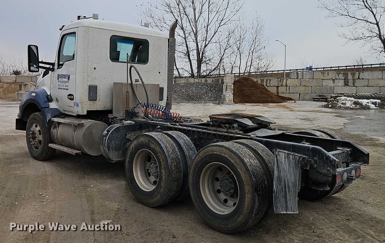 image for item EO4875 2015 Kenworth T880 semi truck