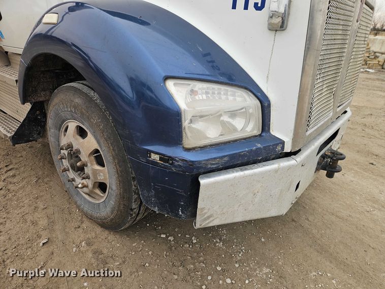 image for item EO4875 2015 Kenworth T880 semi truck