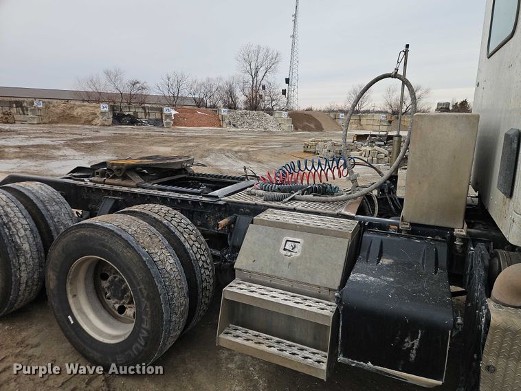 image for item EO4875 2015 Kenworth T880 semi truck