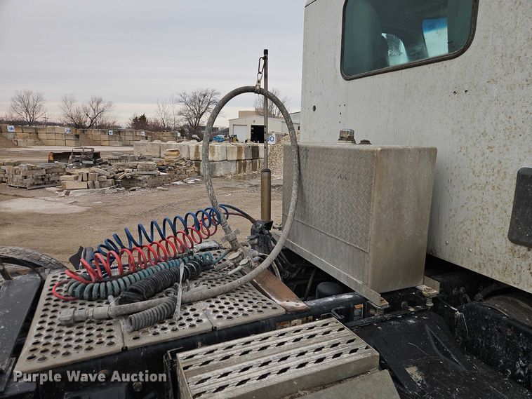 image for item EO4875 2015 Kenworth T880 semi truck