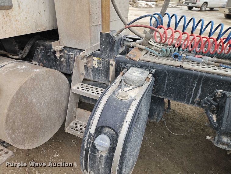 image for item EO4875 2015 Kenworth T880 semi truck