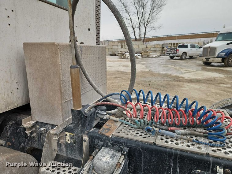 image for item EO4875 2015 Kenworth T880 semi truck