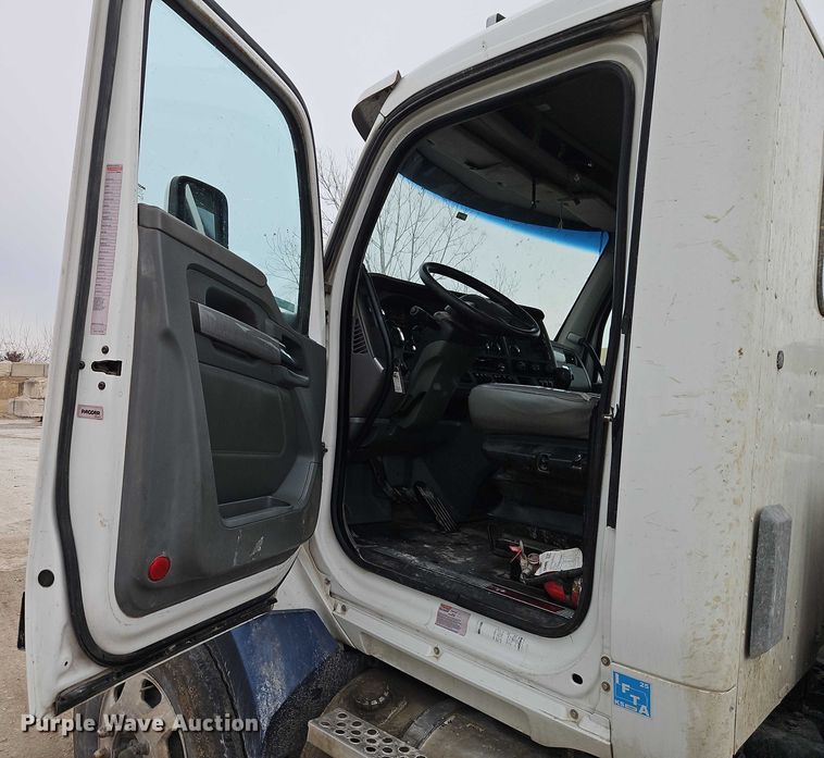 image for item EO4875 2015 Kenworth T880 semi truck