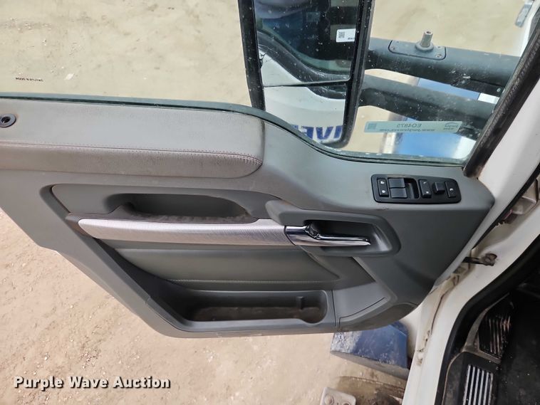 image for item EO4875 2015 Kenworth T880 semi truck