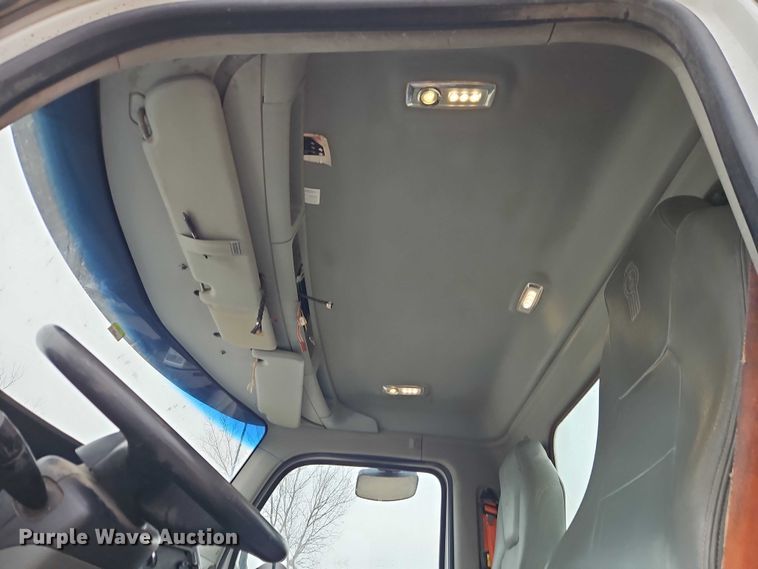 image for item EO4875 2015 Kenworth T880 semi truck